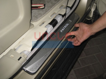 Nissan Patrol Y62 (2010-) накладки из нержавеющей стали и с подсветкой "Patrol" на внутренние пороги, в комплекте 4 шт.