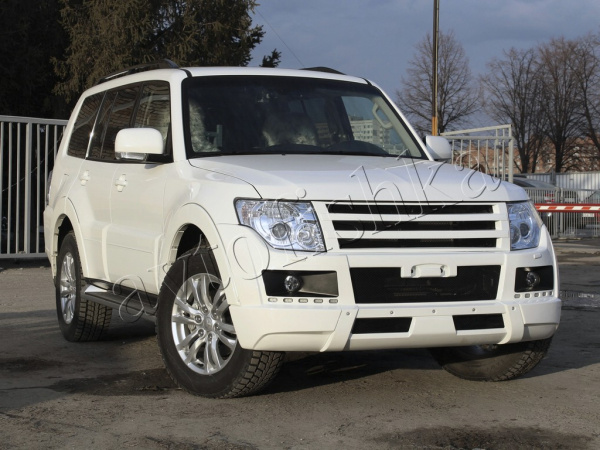 Mitsubishi Pajero 4 (06 – 15) решетка радиатора BROOMER Design (без лого)