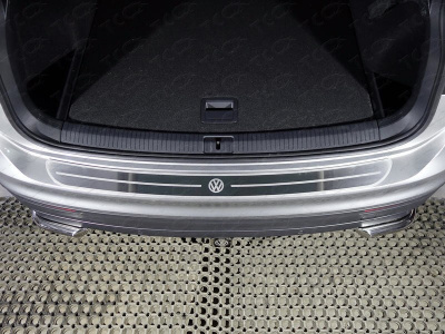 Volkswagen Tiguan (17–) Накладка на задний бампер (лист шлифованный логотип VW)