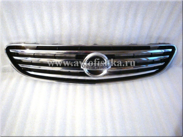 Nissan Maxima QX III (00-06) решетка радиатора черная с хромом.