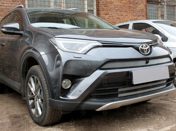 Toyota RAV4 (15–) Защита радиатора, хром, верх (с камерой)