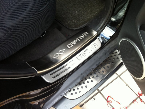 Chevrolet Captiva (2012-) накладки на пороги дверных проемов из нержавеющей стали с надписью "CAPTIVA", комплект 4 шт.