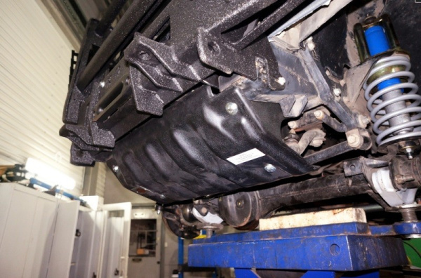 Land Rover Defender (99–) Защита рулевых тяг, композит 8 мм