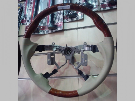 Toyota Camry 40, Highlander, Hilux (2006-) руль спортивный с отделкой из бежевой кожи и темного дерева.