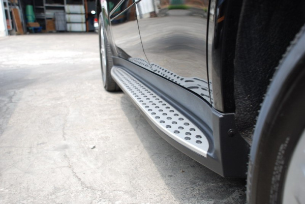 Mercedes W164 ML (05-) боковые пороги - алюминиевые подножки, дизайн оригинал Mercedes