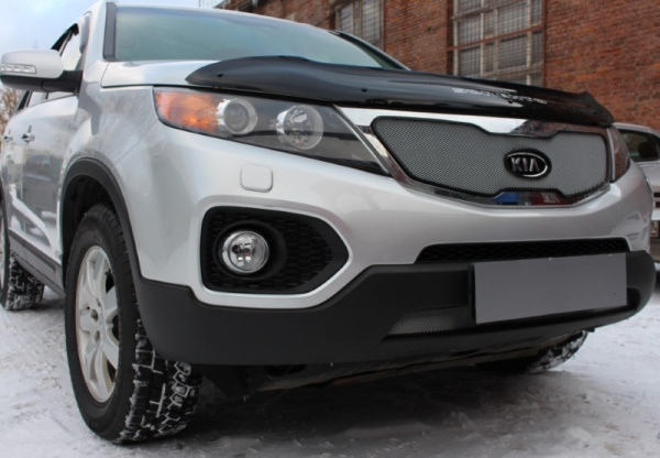 Kia Sorento (10–12) Защита радиатора, хром, верх (с вырезом под логотип)