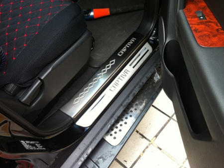 Chevrolet Captiva (2012-) накладки на пороги дверных проемов из нержавеющей стали с надписью "CAPTIVA", комплект 4 шт.