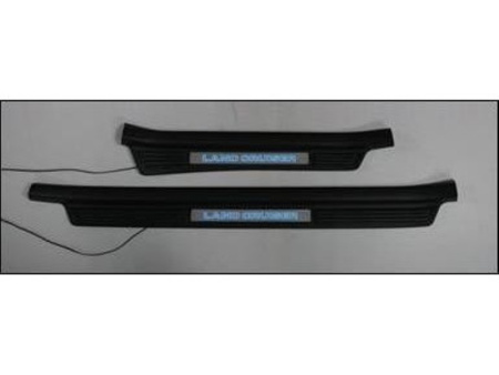 Toyota Land Cruiser 100 (98-07) накладки порогов салона, пластиковые, со светящимися логотипами Land Cruiser.