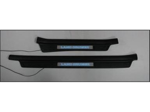 Toyota Land Cruiser 100 (98-07) накладки порогов салона, пластиковые, со светящимися логотипами Land Cruiser.