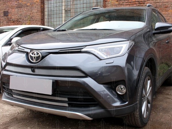 Toyota RAV4 (15–) Защита радиатора, хром, верх (с камерой)