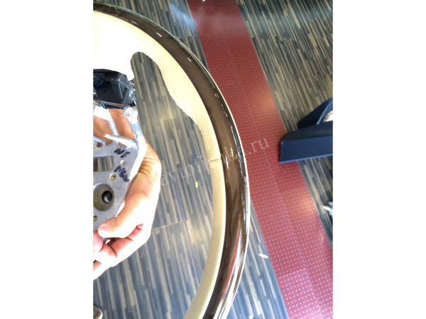 Nissan Patrol Y62 (10-) руль с отделкой из бежевой кожи и темного дерева, дизайн Q56