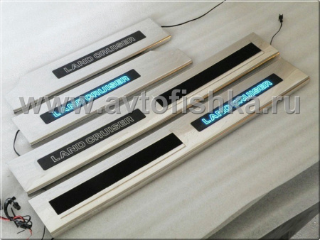 Toyota Land Cruiser 200 (08-) накладки порогов дверных проемов салона с подсветкой "Land Cruiser", нержавеющая сталь, комплект 4 шт.