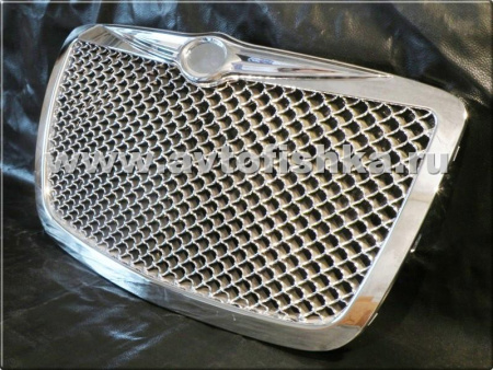 Chrysler 300C (04-09) радиаторная хромированная пластиковая решетка в стиле "Bentley".