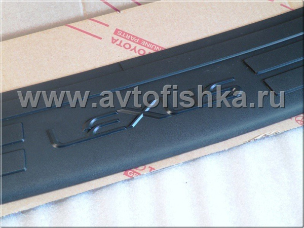 Lexus RX330, RX350, RX400H (03-08) накладка защитная на задний бампер с надписью "Lexus", черный пластик, оригинал.