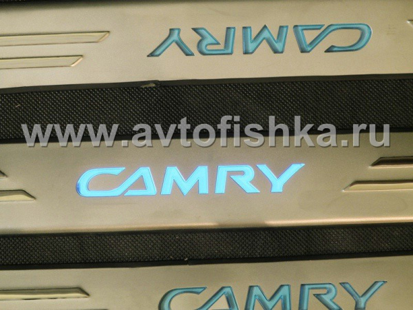 Toyota Camry V30 (2002-2006) накладки порогов дверных проемов, из нержавеющей стали с подсветкой CAMRY.