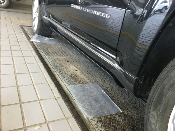Jeep Grand Cherokee (18-) штатные выезжающие электропороги автоматические