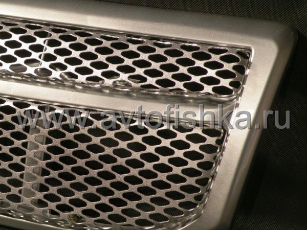 Toyota Land Cruiser Prado 120 (02-) решетка радиатора алюминиевая сетка с серебристой рамкой.