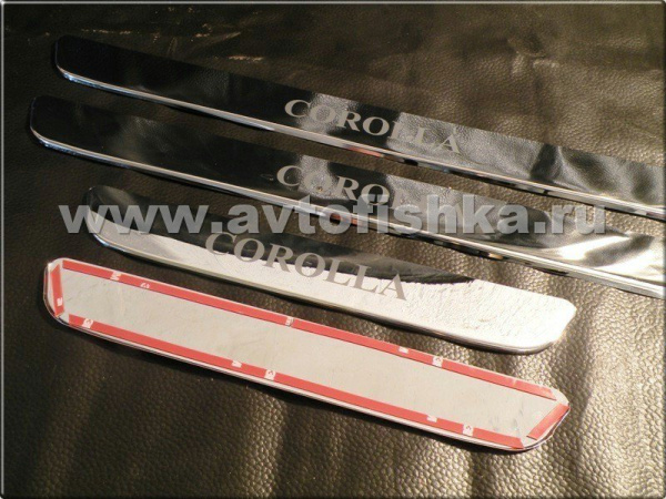 Toyota Corolla (06-) накладки на пороги салона хромированные из нержавеющей стали, с логотипом Corolla.