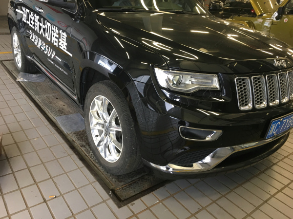 Jeep Grand Cherokee (18-) штатные выезжающие электропороги автоматические