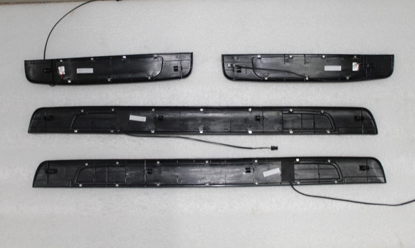 Toyota Camry XV70 (2018+) накладки на дверные пороги с логотипом и LED подсветкой штатные