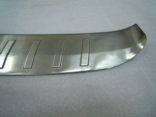 Honda CR-V (12–) Накладка на задний бампер, нерж, матовая, с загибом по краям.