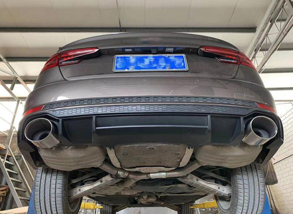 Насадки на глушитель RS4 для Audi A4 2016-2019 - хром/черный