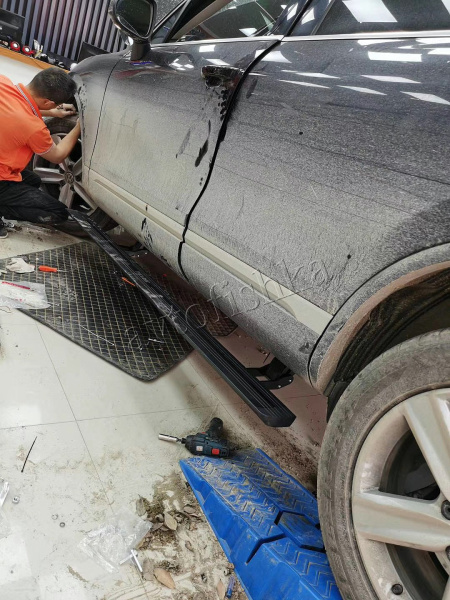 Volkswagen Touareg 2011-2018 штатные выезжающие электропороги автоматические