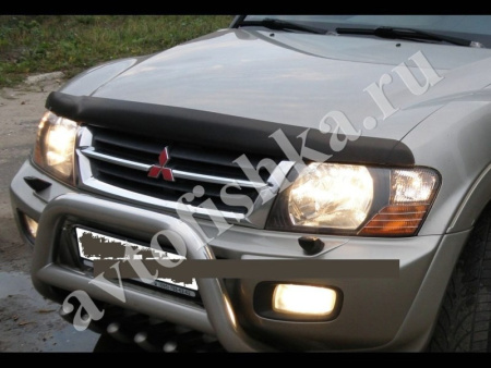 Дефлектор капота темный Mitubishi Pajero 2000-2006