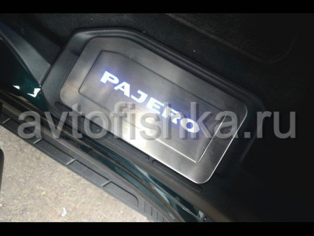 Mitsubishi Pajero 3 и Pajero 4 накладки на внутренние пороги из нержавеющей стали со светящимся логотипом "Pajero", к-кт 4 шт.
