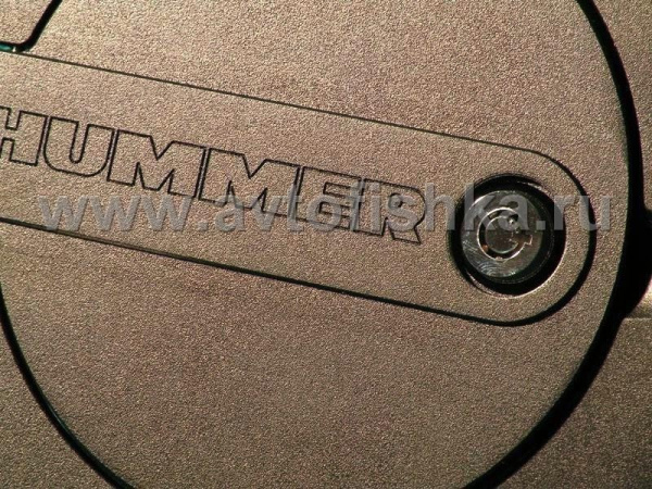 Hummer H3 (05-) крышка лючка бензозаливной горловины, с замком и логотипом "HUMMER", черная