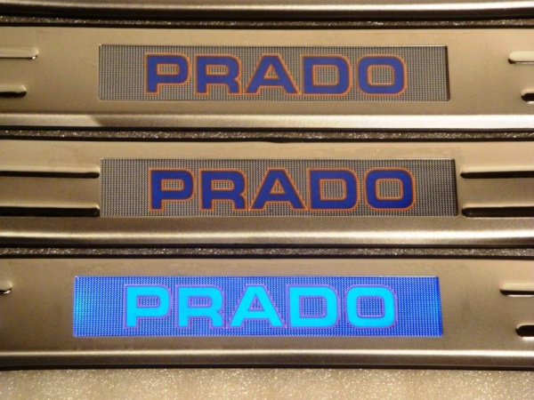 Toyota Land Cruiser Prado 120 (02-09) накладки на пороги дверных проемов, из нержавеющей стали с подсветкой Prado, комплект 4 шт.