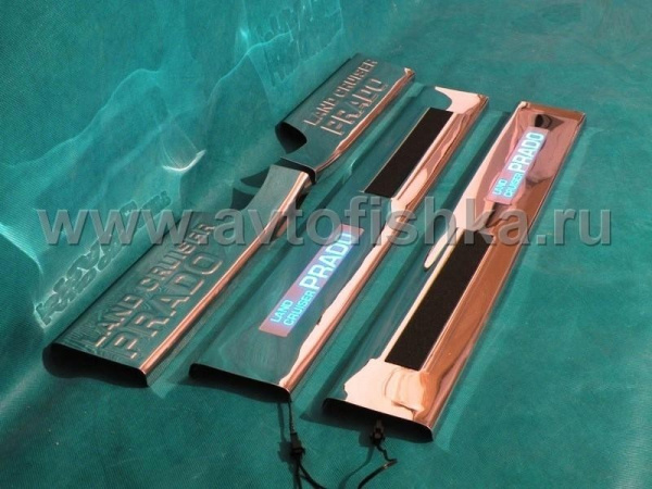 Toyota Land Cruiser Prado 150 (2010-) накладки на пороги передних и задних дверных проемов со светящейся надписью "Land Cruiser Prado", нержавеющая сталь