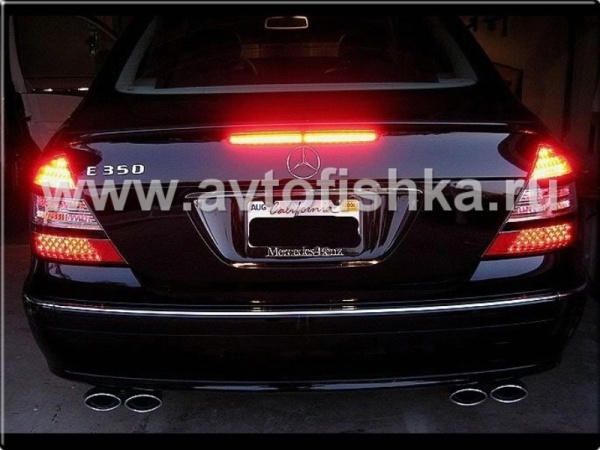 Mercedes E W211 (02-06) фонари задние светодиодные красно-тонированные с черными молдингами, дизайн W221, комплект 2 шт.