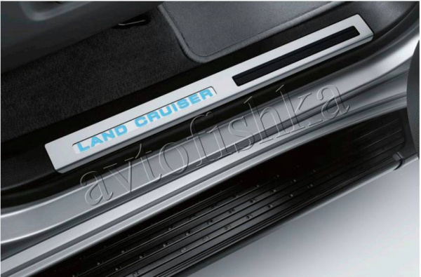 Toyota Land Cruiser 200 (08-) накладки порогов дверных проемов салона с подсветкой "Land Cruiser"