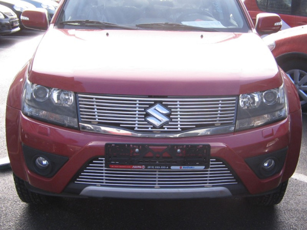 Suzuki Grand Vitara (12-) накладка на решетку радиатора