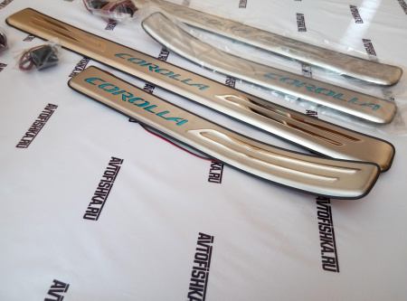 Toyota Corolla седан (01-06) накладки порогов дверных проемов из нержавеющей стали с подсветкой, комплект 4 шт.