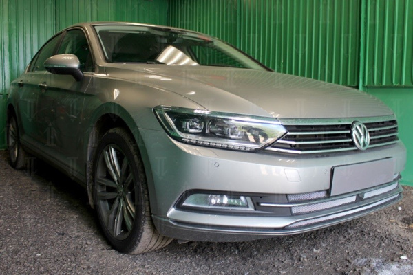 Volkswagen Passat (15–) Защита радиатора, хром (3 части) с фронтальной камерой ( B8 1.8 TSI)