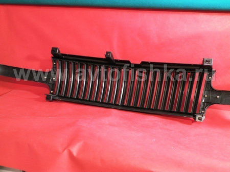 Chevrolet Tahoe, Suburban (99-06) черная радиаторная решетка с вертикальным дизайном