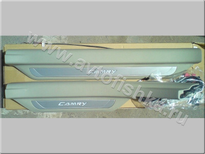 Toyota Camry V40 (06-) накладки порогов дверных проемов, пластиковые со вставкой из нержавеющей стали с подсветкой "Camry", серые, комплект 4 шт.