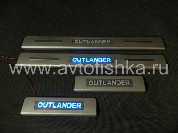 Mitsubishi Outlander XL накладки порогов дверных проемов со светящейся надписью "OUTLANDER", нержавеющая сталь, комплект 4 шт.