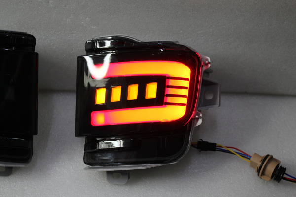 Toyota Land Cruiser 200 (2015 – 2012) фонари (катафоты) в бампер, светодиодные динамические черные