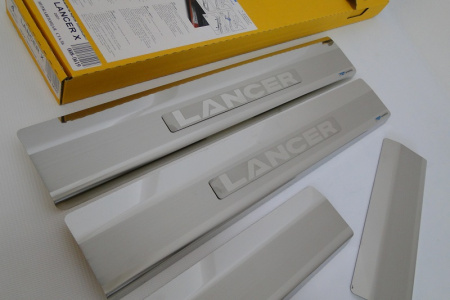 Mitsubishi Lancer 10 (07-) накладки на внутренние пороги, к-кт 4шт.