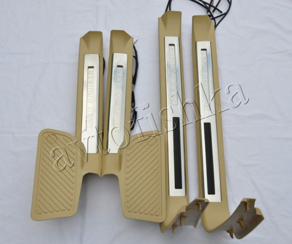 Toyota Land Cruiser 200 (08-) накладки порогов дверных проемов салона с подсветкой "Land Cruiser"