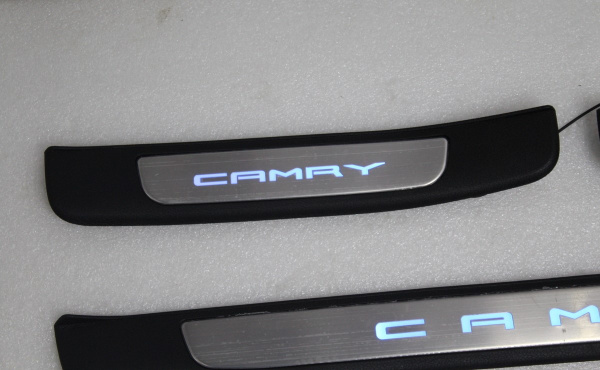 Toyota Camry XV70 (2018+) накладки на дверные пороги с логотипом и LED подсветкой штатные