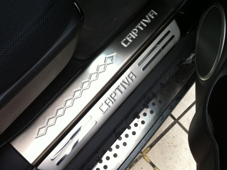 Chevrolet Captiva (2012-) накладки на пороги дверных проемов из нержавеющей стали с надписью "CAPTIVA", комплект 4 шт.