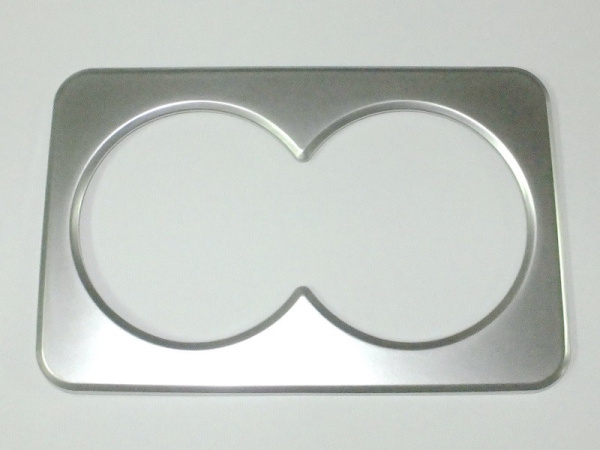 Nissan X-Trail (14–) Окантовка подстаканника в подлокотнике заднего ряда, 1 часть