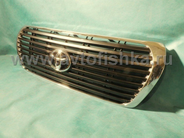 Toyota Land Cruiser 200 (07-11) решетка радиатора черная с хромированной рамкой.