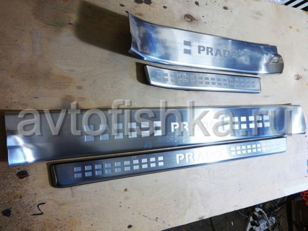 Toyota Land Cruiser Prado 150 (09-) накладки на пороги передних и задних дверных проемов с надписью "PRADO", нержавеющая сталь