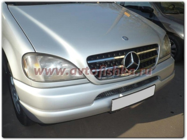 Mercedes ML W163 (1998-2005) решетка радиатора перфорированная черная с хромом, дизайн ML W164.