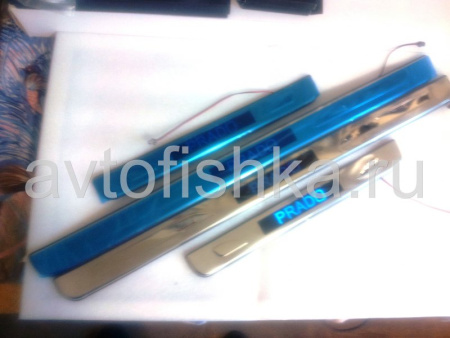 Toyota Land Cruiser Prado 150 (2010-) накладки из нержавеющей стали со светящейся надписью "Prado" на пороги дверных проемов, комплект 4 шт.